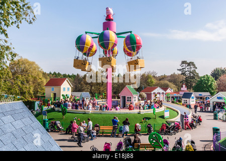 Peppa Schweine Ballonfahrt bei Peppa Pig World, Paultons Park, Romsey, Southampton, England, Vereinigtes Königreich. Stockfoto