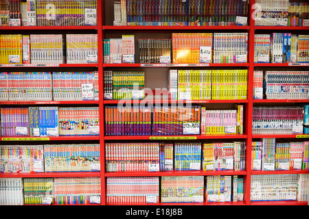 Regale voller Manga Comics Bücher in einer Filiale in Tokio, Japan. Stockfoto