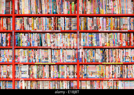 Japanische Manga Comics Bücher über Bücherregale in einem Geschäft. Tokio, Japan. Stockfoto