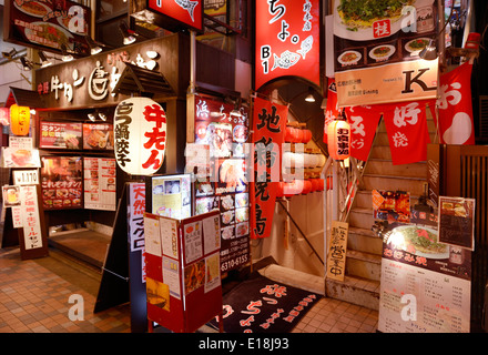 Japanische Restaurants mit bunten Schildern und angezeigten Menüs. Nakano, Tokio, Japan. Stockfoto