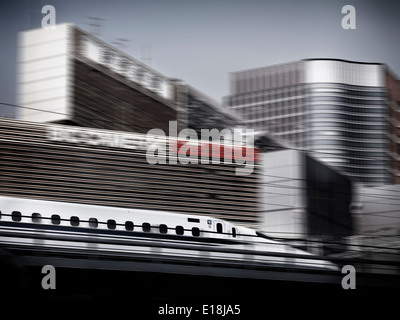 Lizenz und Drucke bei MaximImages.com - Shinkansen Hochgeschwindigkeitszug der Serie N700, der durch die Stadt Tokio fährt. Ginza, Tokio, Japan Stockfoto