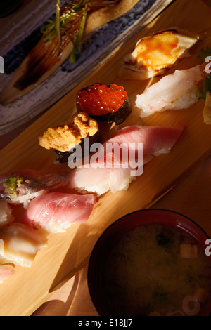 Nahaufnahme von Nigiri Sushi und geräucherter Aal in einem japanischen Sushirestaurant. Tokio, Japan. Stockfoto