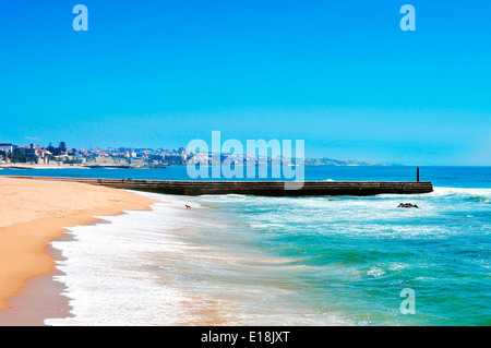 Blick auf Strand Tamariz in Estoril, Portugal Stockfoto