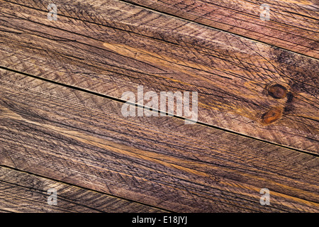 Wand aus Holzbohlen in Braun lackiert Stockfoto