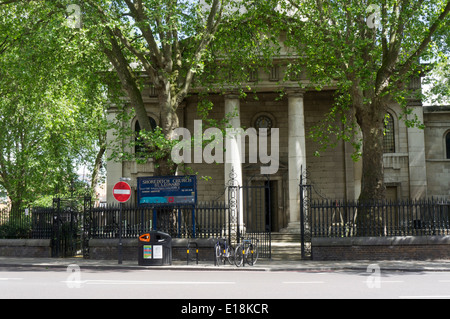 St. Leonards Kirche in Shoreditch High Street.  Die Kirche erschien in der BBC-Serie "Rev" als St Saviour. Stockfoto