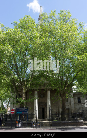 St. Leonards Kirche in Shoreditch High Street.  Die Kirche erschien in der BBC-Serie "Rev" als St Saviour. Stockfoto