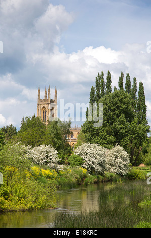 Blick über Wildblumenwiesen in Richtung St. Peter Ad Vincula Pfarrkirche bei Hampton Lucy Stockfoto