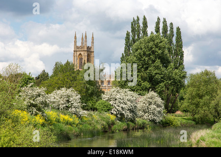 Blick über Wildblumenwiesen in Richtung St. Peter Ad Vincula Pfarrkirche bei Hampton Lucy Stockfoto