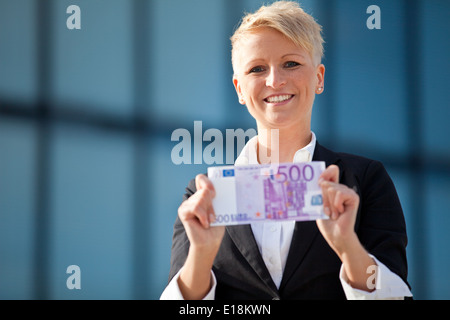 Attraktive Geschäftsfrau hält 500 euro Stockfoto