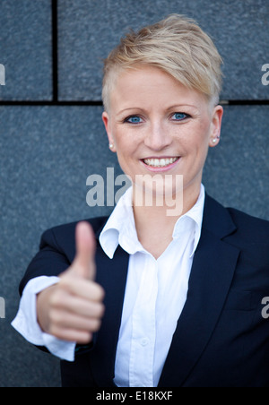 Zuversichtlich, Geschäftsfrau, die Daumen nach oben zeigen Stockfoto