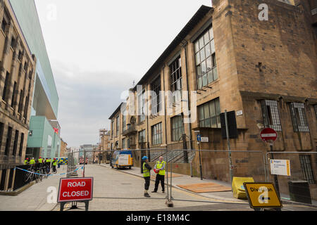 Refrew St, Glasgow, Schottland, UK.27th Mai 2014. Die Nachwirkungen des Feuers an Glasgow School of Art am Freitag, den 23. Mai. Ein Danke-Zeichen bleibt auf eine Statue von einem Feuerwehrmann im Zentrum Stadt. Paul Stewart/Alamy News Stockfoto