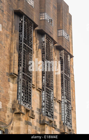 Refrew St, Glasgow, Schottland, UK.27th Mai 2014. Die Nachwirkungen des Feuers an Glasgow School of Art am Freitag, den 23. Mai. Ein Danke-Zeichen bleibt auf eine Statue von einem Feuerwehrmann im Zentrum Stadt. Paul Stewart/Alamy News Stockfoto