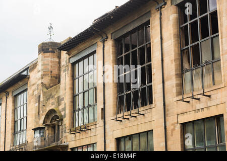 Refrew St, Glasgow, Schottland, UK.27th Mai 2014. Die Nachwirkungen des Feuers an Glasgow School of Art am Freitag, den 23. Mai. Ein Danke-Zeichen bleibt auf eine Statue von einem Feuerwehrmann im Zentrum Stadt. Paul Stewart/Alamy News Stockfoto