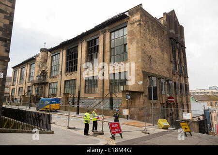 Refrew St, Glasgow, Schottland, UK.27th Mai 2014. Die Nachwirkungen des Feuers an Glasgow School of Art am Freitag, den 23. Mai. Ein Danke-Zeichen bleibt auf eine Statue von einem Feuerwehrmann im Zentrum Stadt. Paul Stewart/Alamy News Stockfoto