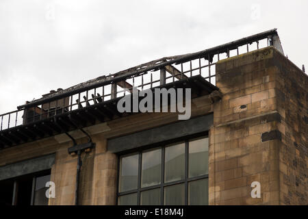 Refrew St, Glasgow, Schottland, UK.27th Mai 2014. Die Nachwirkungen des Feuers an Glasgow School of Art am Freitag, den 23. Mai. Ein Danke-Zeichen bleibt auf eine Statue von einem Feuerwehrmann im Zentrum Stadt. Paul Stewart/Alamy News Stockfoto