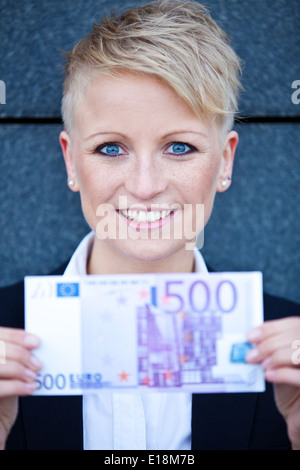 Attraktive Geschäftsfrau hält 500 euro Stockfoto