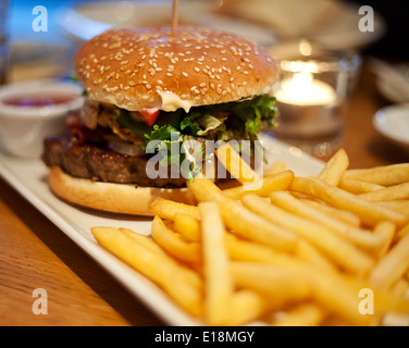 Feine serviert Burger mit Pommes frites Stockfoto
