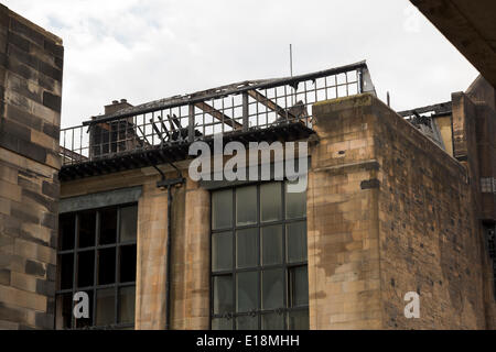 Refrew St, Glasgow, Schottland, UK.27th Mai 2014. Die Nachwirkungen des Feuers an Glasgow School of Art am Freitag, den 23. Mai. Ein Danke-Zeichen bleibt auf eine Statue von einem Feuerwehrmann im Zentrum Stadt. Paul Stewart/Alamy News Stockfoto