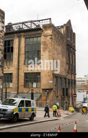 Refrew St, Glasgow, Schottland, UK.27th Mai 2014. Die Nachwirkungen des Feuers an Glasgow School of Art am Freitag, den 23. Mai. Ein Danke-Zeichen bleibt auf eine Statue von einem Feuerwehrmann im Zentrum Stadt. Paul Stewart/Alamy News Stockfoto