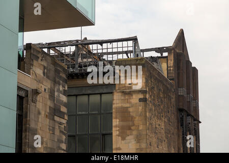 Refrew St, Glasgow, Schottland, UK.27th Mai 2014. Die Nachwirkungen des Feuers an Glasgow School of Art am Freitag, den 23. Mai. Ein Danke-Zeichen bleibt auf eine Statue von einem Feuerwehrmann im Zentrum Stadt. Paul Stewart/Alamy News Stockfoto
