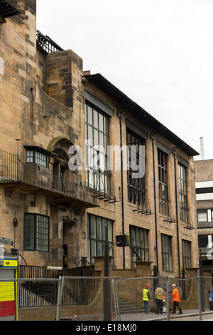 Refrew St, Glasgow, Schottland, UK.27th Mai 2014. Die Nachwirkungen des Feuers an Glasgow School of Art am Freitag, den 23. Mai. Ein Danke-Zeichen bleibt auf eine Statue von einem Feuerwehrmann im Zentrum Stadt. Paul Stewart/Alamy News Stockfoto