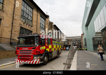 Refrew St, Glasgow, Schottland, UK.27th Mai 2014. Die Nachwirkungen des Feuers an Glasgow School of Art am Freitag, den 23. Mai. Ein Danke-Zeichen bleibt auf eine Statue von einem Feuerwehrmann im Zentrum Stadt. Paul Stewart/Alamy News Stockfoto