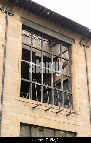 Refrew St, Glasgow, Schottland, UK.27th Mai 2014. Die Nachwirkungen des Feuers an Glasgow School of Art am Freitag, den 23. Mai. Ein Danke-Zeichen bleibt auf eine Statue von einem Feuerwehrmann im Zentrum Stadt. Paul Stewart/Alamy News Stockfoto