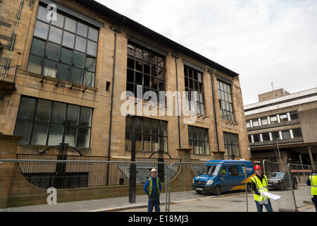 Refrew St, Glasgow, Schottland, UK.27th Mai 2014. Die Nachwirkungen des Feuers an Glasgow School of Art am Freitag, den 23. Mai. Ein Danke-Zeichen bleibt auf eine Statue von einem Feuerwehrmann im Zentrum Stadt. Paul Stewart/Alamy News Stockfoto