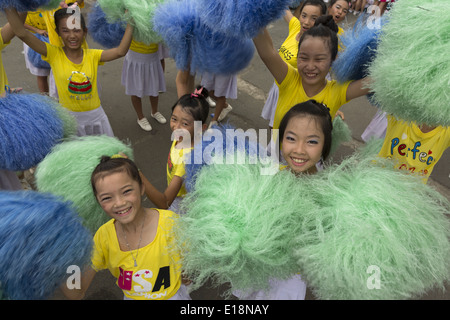 Eine Gruppe von Schülerinnen und Schüler zu beteiligen, bei einem Wettbewerb Paraden in Ho-Chi-Minh-Stadt Stockfoto