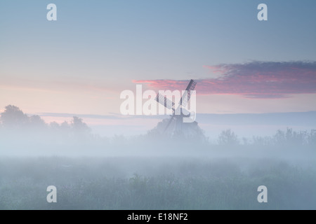 Windmühle im dichten Morgennebel, Niederlande Stockfoto