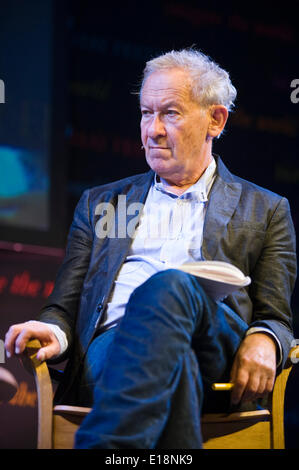 Heu auf Wye Wales UK Dienstag, 27. Mai 2014 Simon Schama bei Barbara Wintons Vorstellung ihres Buches über das Leben von ihr Vater Sir Nicholas Winton am Tag 6 der Hay Festival 2014 Hay on Wye Powys Wales UK Credit: Jeff Morgan/Alamy Live News Stockfoto