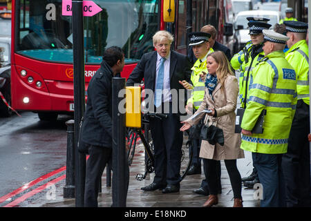 London, UK. 27. Mai 2014. . Boris Johnson, Bürgermeister von London verbindet Offiziere der Metropolitan Police während einer Sicherheit Straßenbetrieb. Betrieb Safeway wurde entwickelt, um die Flut der Radfahrer Todesfälle in der Hauptstadt zu bekämpfen. Der Betrieb umfasste Offiziere der Metropolitan Police Verkehr Befehl und sicherer Transport Command sowie Police Community Support Officers wird während der Stoßzeiten an wichtigen Kreuzungen in der ganzen Stadt stationiert. Bildnachweis: Pete Maclaine/Alamy Live-Nachrichten Stockfoto