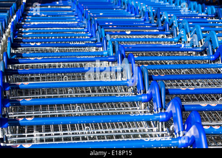 Tesco Supermarkt Trolley Lebensmitteleinzelhändler. Stockfoto