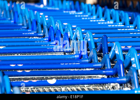 Tesco Lebensmitteleinzelhändler Supermarkt Trolleys. Großbritannien Stockfoto