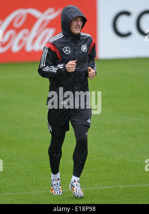 Passeier, Italien. 27. Mai 2014. Bastian Schweinsteiger besucht eine Trainingseinheit auf einem Trainingsplatz in St. Leonhard in Passeier, Italien, 27. Mai 2014. Deutschlands Fußball Mannschaft bereitet sich auf die kommende FIFA WM 2014 in Brasilien bei einem Trainingslager in Südtirol bis 30. Mai 2014. Foto: ANDREAS GEBERT/DPA/Alamy Live-Nachrichten Stockfoto