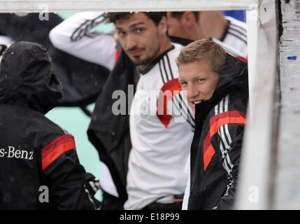 Passeier, Italien. 27. Mai 2014. Mats Hummels (L) und Bastian Schweinsteiger kommen für eine Trainingseinheit auf einem Trainingsplatz in St. Leonhard in Passeier, Italien, 27. Mai 2014. Deutschlands Fußball Mannschaft bereitet sich auf die kommende FIFA WM 2014 in Brasilien bei einem Trainingslager in Südtirol bis 30. Mai 2014. Foto: ANDREAS GEBERT/DPA/Alamy Live-Nachrichten Stockfoto