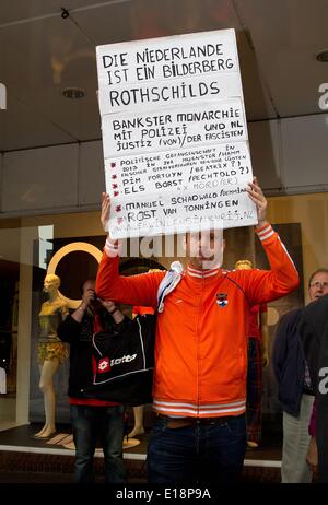 Münster, Deutschland. 27. Mai 2014. Erwin Lensink, der Mann, der die goldene Kutsche der niederländischen Königsfamilie auf Sonntagsruhe in den Niederlanden hatte vor ein paar Jahren angegriffen hält eine Protest-Plakat während des Besuchs des niederländischen Königspaares in Munster, Deutschland, 27. Mai 2014. Der Mann wurde später im Laufe des Tages von der deutschen Polizei verhaftet. Foto: Albert Philip van der Werf / - NO-Draht-SERVICE-/ Dpa/Alamy Live News Stockfoto