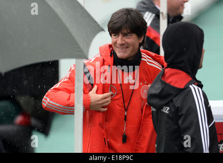 Passeier, Italien. 27. Mai 2014. Trainer Joachim Loew kommt für eine Trainingseinheit auf einem Trainingsplatz in St. Leonhard in Passeier, Italien, 27. Mai 2014. Deutschlands Fußball Mannschaft bereitet sich auf die kommende FIFA WM 2014 in Brasilien bei einem Trainingslager in Südtirol bis 30. Mai 2014. Foto: ANDREAS GEBERT/DPA/Alamy Live-Nachrichten Stockfoto