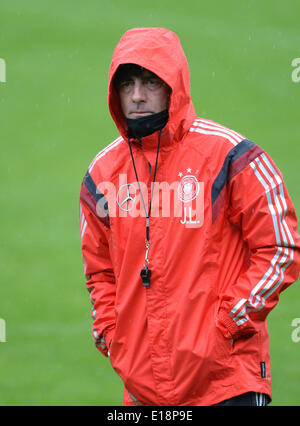 Passeier, Italien. 27. Mai 2014. Trainer Joachim Loew kommt für eine Trainingseinheit auf einem Trainingsplatz in St. Leonhard in Passeier, Italien, 27. Mai 2014. Deutschlands Fußball Mannschaft bereitet sich auf die kommende FIFA WM 2014 in Brasilien bei einem Trainingslager in Südtirol bis 30. Mai 2014. Foto: ANDREAS GEBERT/DPA/Alamy Live-Nachrichten Stockfoto