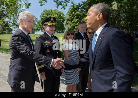 Präsident Barack Obama wird von US-Verteidigungsminister Chuck Hagel und Armee General Martin E. Dempsey, Vorsitzender der Joint Chiefs Of Staff, auf dem Nationalfriedhof Arlington in Arlington, VA., 26. Mai 2014 begrüßt. Stockfoto