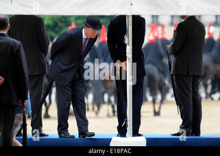 London, 26. Mai. Probe im Regen für die Präsentation der Normen in der Household Cavalry am Mittwoch 28. Horseguards Parade Stockfoto