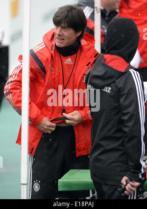 Passeier, Italien. 27. Mai 2014. Trainer Joachim Loew kommt für eine Trainingseinheit auf einem Trainingsplatz in St. Leonhard in Passeier, Italien, 27. Mai 2014. Deutschlands Fußball Mannschaft bereitet sich auf die kommende FIFA WM 2014 in Brasilien bei einem Trainingslager in Südtirol bis 30. Mai 2014. Foto: ANDREAS GEBERT/DPA/Alamy Live-Nachrichten Stockfoto