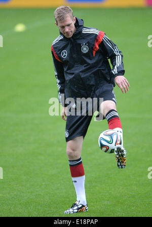 Passeier, Italien. 27. Mai 2014. Per Mertesacker besucht eine Trainingseinheit auf einem Trainingsplatz in St. Leonhard in Passeier, Italien, 27. Mai 2014. Deutschlands Fußball Mannschaft bereitet sich auf die kommende FIFA WM 2014 in Brasilien bei einem Trainingslager in Südtirol bis 30. Mai 2014. Foto: ANDREAS GEBERT/DPA/Alamy Live-Nachrichten Stockfoto