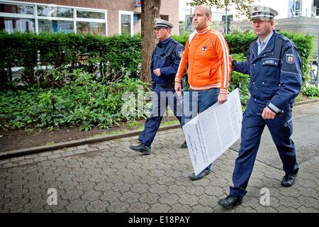 Münster, Deutschland. 27. Mai 2014. Erwin Lensink, der Mann, der einen Teelichthalter, die goldene Kutsche auf der Sonntagsruhe 2010 warf wird während des Besuchs des niederländischen Königs und der Königin in Munster, Deutschland, 27. Mai 2014 der deutschen Polizei verhaftet. Der Mann wurde später im Laufe des Tages von der deutschen Polizei verhaftet. Foto: Patrick van Katwijk / - Live News WIRE SERVICE/Dpa/Alamy Stockfoto