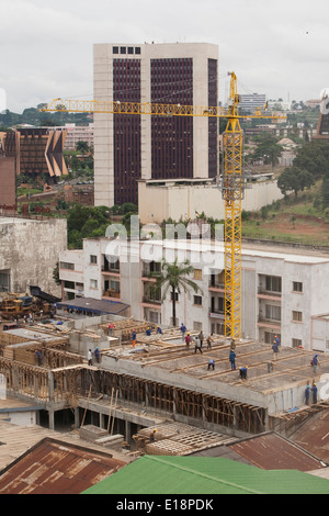 Gebäude im Bau in Yaounde, Kamerun, Westafrika. Stockfoto