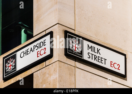 Cheapside & Milch Straße unterzeichnen auf der Außenseite des Gebäudes - City of London Stockfoto