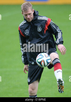 Passeier, Italien. 27. Mai 2014. Per Mertesacker geht einen Ball während der Trainingseinheit auf einem Trainingsgelände in St. Leonhard in Passeier, Italien, 27. Mai 2014. Deutschlands Fußball Mannschaft bereitet sich auf die kommende FIFA WM 2014 in Brasilien bei einem Trainingslager in Südtirol bis 30. Mai 2014. Foto: ANDREAS GEBERT/DPA/Alamy Live-Nachrichten Stockfoto