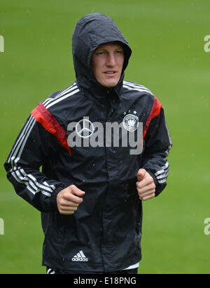 Passeier, Italien. 27. Mai 2014. Bastian Schweinsteiger besucht eine Trainingseinheit auf einem Trainingsgelände in St. Leonhard in Passeier, Italien, 27. Mai 2014. Deutschlands Fußball Mannschaft bereitet sich auf die kommende FIFA WM 2014 in Brasilien bei einem Trainingslager in Südtirol bis 30. Mai 2014. Foto: ANDREAS GEBERT/DPA/Alamy Live-Nachrichten Stockfoto