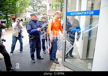 Münster, Deutschland. 27. Mai 2014. Erwin Lensink, der Mann, der einen Teelichthalter, die goldene Kutsche auf der Sonntagsruhe 2010 warf wird während des Besuchs des niederländischen Königs und der Königin in Munster, Deutschland, 27. Mai 2014 der deutschen Polizei verhaftet. Der Mann wurde später im Laufe des Tages von der deutschen Polizei verhaftet. Foto: Patrick van Katwijk / - Live News WIRE SERVICE/Dpa/Alamy Stockfoto