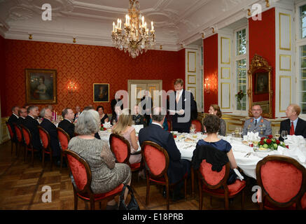 Münster, Deutschland. 26. Mai 2014. König Willem-Alexander der Niederlande (C, Rücken, stehend) liefert eine Tischrede während einer Dinner-Event im Schloss Wilkinghege in Münster, Deutschland 26. Mai 2014. Das niederländische Königspaar ist bei einem zweitägigen Besuch in Deutschland. Foto: Caroline Seidel/Dpa/Alamy Live News Stockfoto